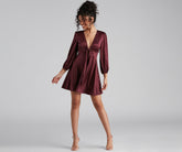 Mini-robe élégante en satin nouée sur le devant